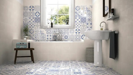 azulejos estampados en un baño